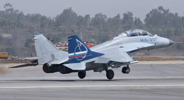 Một chiếc MiG-35 của Nga cất cánh tại triển lãm hàng không Aero India 2009 ở Bangalore, Ấn Độ, ngày 11 tháng 2 năm 2009. DIBYANGSHU SARKAR / Getty Images