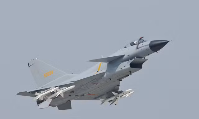 Máy bay chiến đấu J-10 của Trung Quốc được cho là dựa trên IAI Lavi của Israel và F-16 của Mỹ