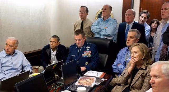Phó Tổng thống Mỹ lúc bấy giờ là Joe Biden, Tổng thống Barack Obama, và các quan chức quân sự và chính trị hàng đầu của Mỹ có mặt trong Phòng Tình huống giám sát cuộc đột kích của trùm khủng bố Osama bin Laden. White House / Pete Souza / Reuters