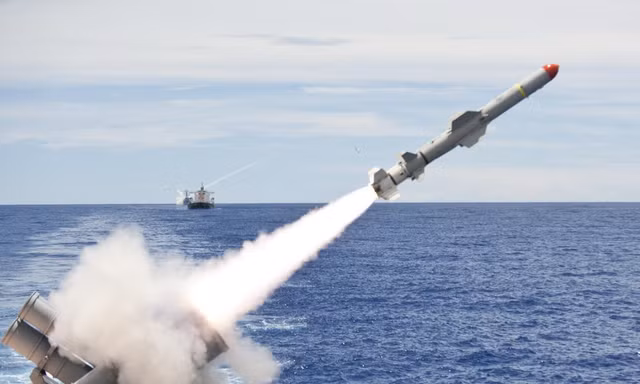 Hải quân Mỹ phóng tên lửa Harpoon từ tàu chiến. (Ảnh: Flickr)