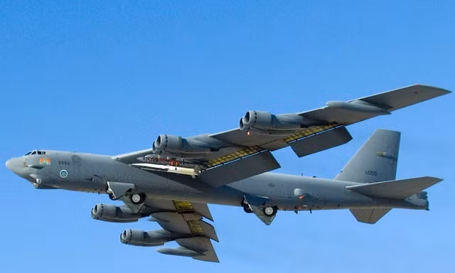 Phương tiện bay siêu âm thử nghiệm Waverider X-51A trên cánh máy bay B-52 vào ngày 26 tháng 5 năm 2010. 