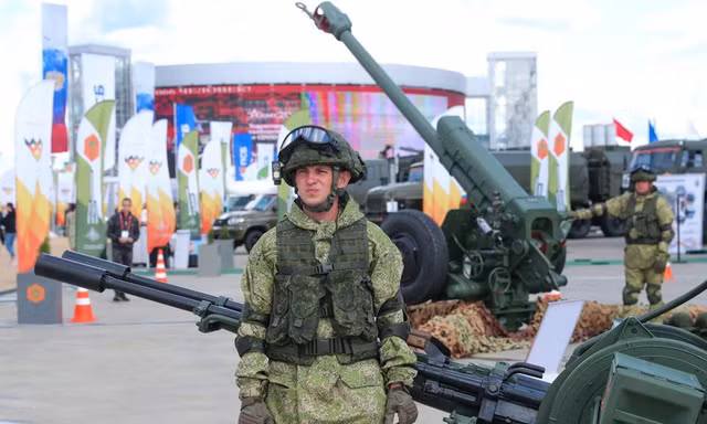 Một quân nhân tại Diễn đàn Kỹ thuật và Quân sự Quốc tế Army 2021, trong công viên quân sự Patriot ở vùng Moscow vào ngày 23 tháng 8 năm 2021