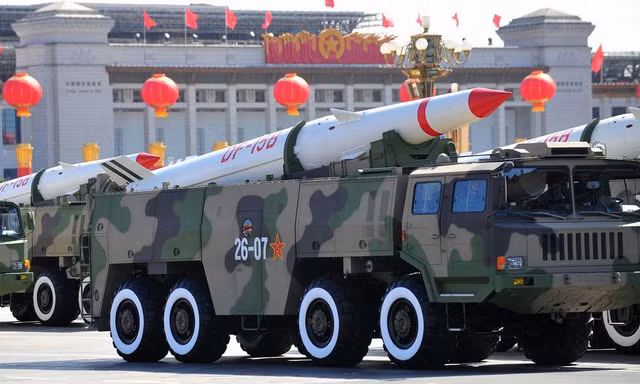 Tên lửa DF-15B trong một cuộc duyệt binh ở Bắc Kinh năm 2009.