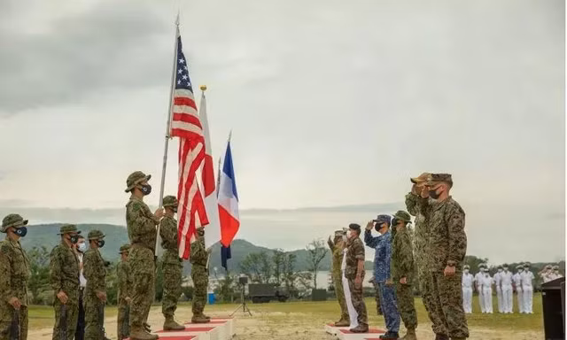 Các chỉ huy Mỹ, Nhật, Pháp và Úc chào cờ trong lễ khai mạc cuộc tập trận Jeanne D’Arc 21
