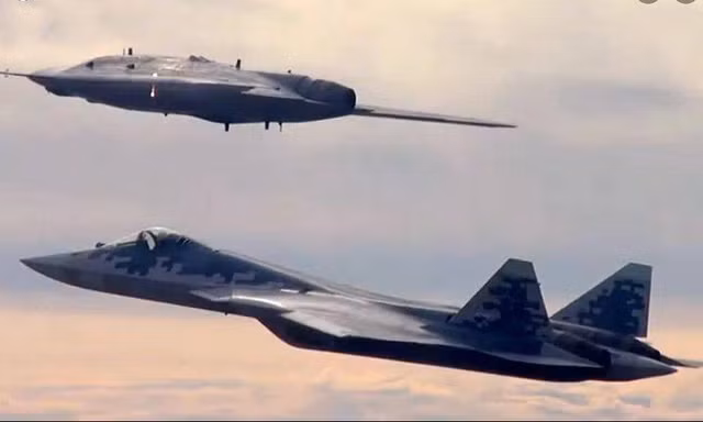 Tiêm kích tàng hình Su-57 của Nga bay cùng máy bay không người lái Okhotnik-B. (Twitter)