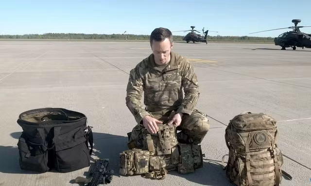 Phi công trực thăng Apache mang theo gì lúc nhảy dù, sau khi máy bay bị bắn hạ?