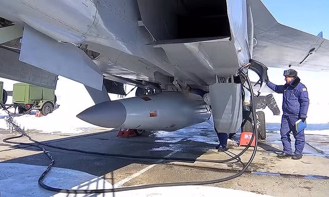 Tên lửa siêu vượt âm Dagger dưới bụng tiêm kích MiG-31