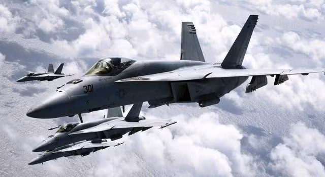 Tiêm kích F / A-18E Super Hornet bay đội hình ở California, Mỹ
