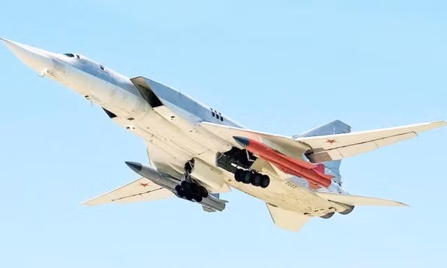 Máy bay Tu-22M với tên lửa Kh-32 dưới cánh
