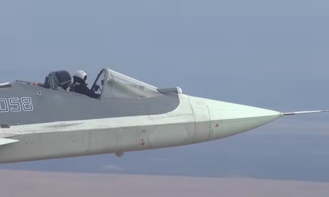 Chiếc Su -57 bay mà không có vòm kính buồng lái
