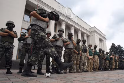 Binh sĩ tiểu đoàn Donbass bảo vệ một mục tiêu tại khu vực