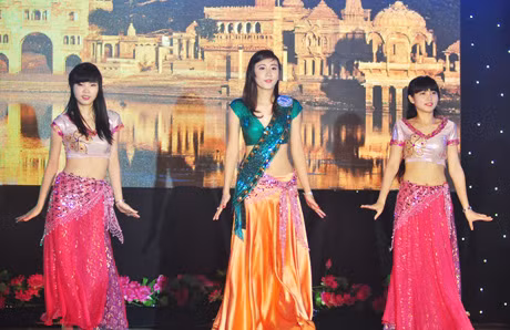 Ngắm Hoa khôi ĐH Nông nghiệp múa bollywood quyến rũ