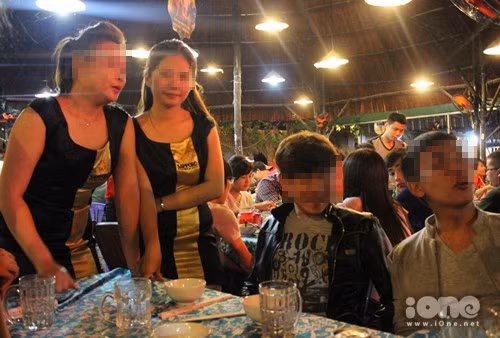 Làm PG bia rượu, bị bạn bè khinh là gái hư