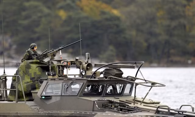 Thụy Điển huy động lực lượng vũ trang truy tìm tàu ngầm ‘lạ’