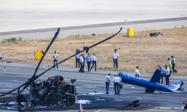 Cận cảnh trực thăng Mi-8 Nga cháy rụi khi hạ cánh