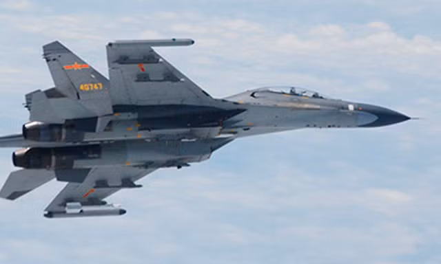 Tiêm kích phản lực Su-27 của TrungQuốc trên biển Hoa Đông (ảnh chụp ngày 11/6/2014 được Bộ Quốc phòng Nhật Bản công bố, Reuters)