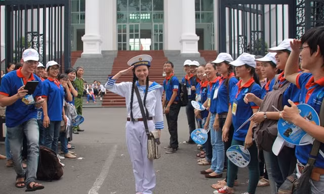 Nữ sinh thi năng khiếu đại học hút mọi ánh nhìn
