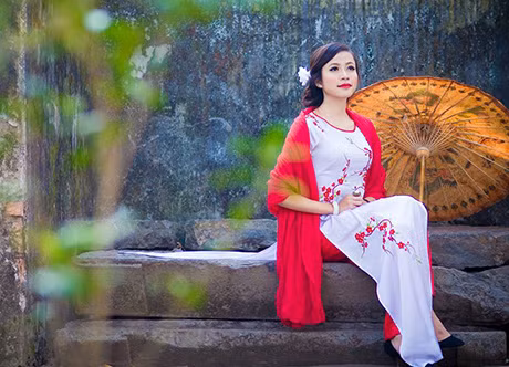 Nhan sắc 10 nữ sinh xinh đẹp nhất trường Báo trong tà áo dài