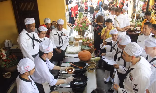 Lính hải quân Mỹ thử sức nấu mì Quảng, đúc bánh xèo