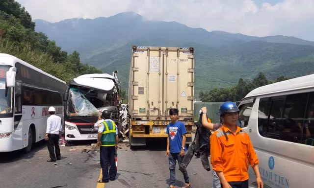 Xe khách đấu đầu container, nhiều du khách nước ngoài bị thương