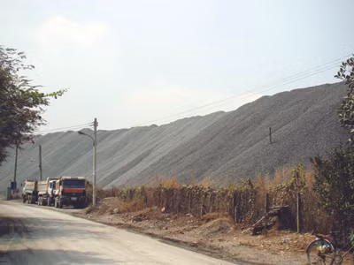 Đá chất cao như núi tại một doanh nghiệp khai thác mỏ đá ở Biên Hòa