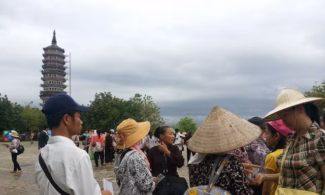 Quán cóc, cái bang... “bủa vây” chùa Bái Đính