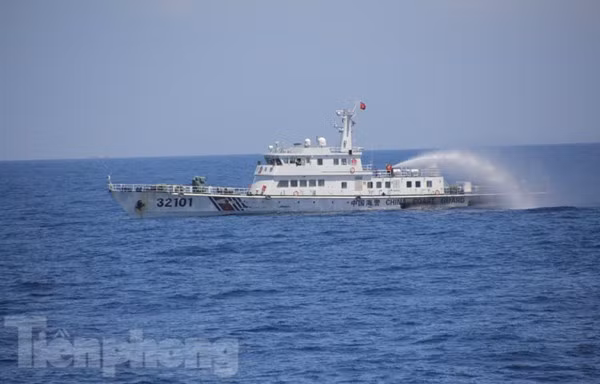 LẠ: Tàu Trung Quốc tự phun nước vào nhau