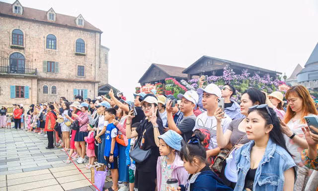 Khách du lịch nườm nượp đến Đà Nẵng, đông hơn cả trước đại dịch