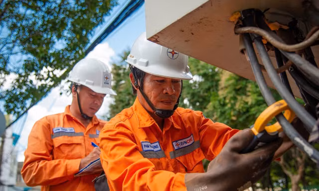 Hàng trăm công nhân điện lực miền Trung giúp Quảng Ninh khôi phục điện