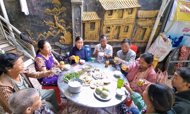 Xóm chạy thận ở Đà Nẵng: Bữa cơm tất niên chỉ mong 'còn đủ người'