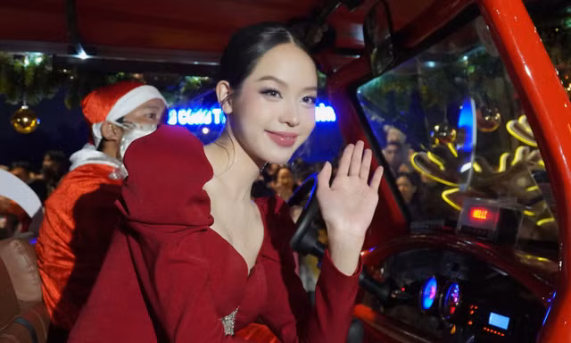 Hoa hậu Thanh Thủy mắc kẹt giữa biển người 