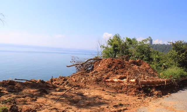 Bán đảo Sơn Trà nhiều nơi vẫn còn ngổn ngang, tắc nghẽn sau sạt lở