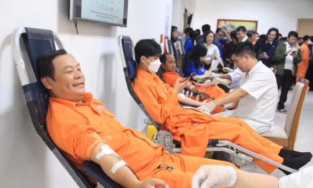 'Lính áo cam' hiến hơn 500 đơn vị máu trong ngày giá rét