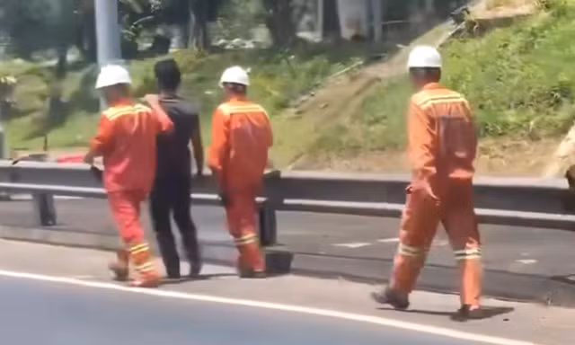 Người đàn ông phóng xe không mũ bảo hiểm xuyên hầm Hải Vân