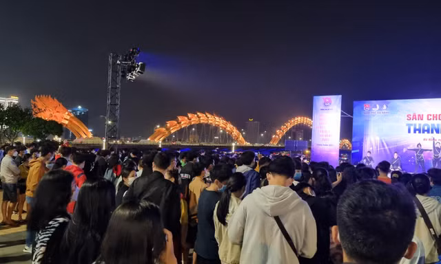 Người dân, du khách nườm nượp vui chơi đêm cuối tuần ở Đà Nẵng
