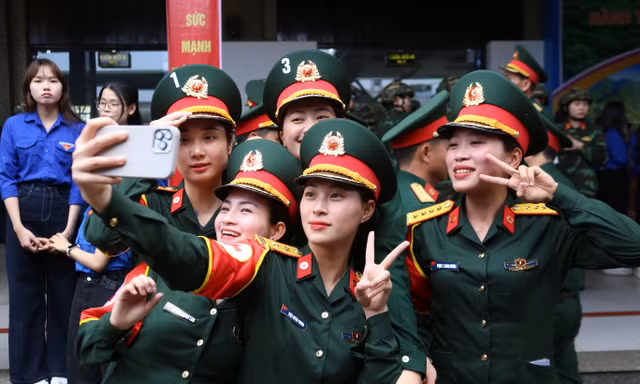 Bóng hồng diễu binh rạng ngời trên sân ga Đà Nẵng