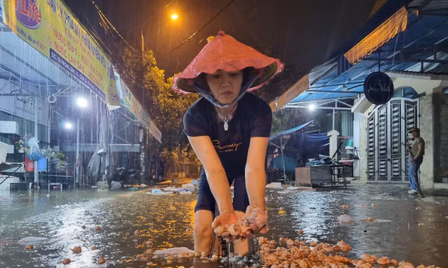 Người dân Đà Nẵng khốn đốn dọn đồ chạy ngập trong đêm