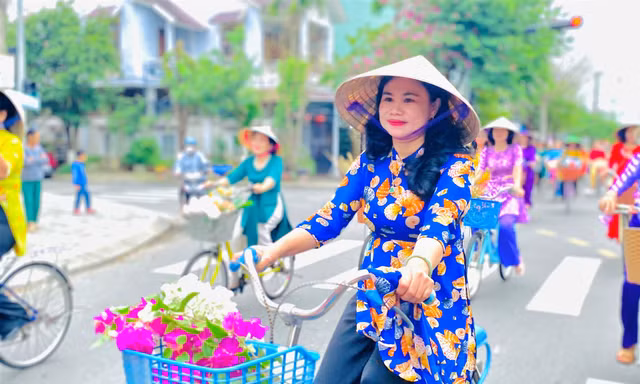 Phụ nữ Đà Nẵng diễu hành áo dài kỷ niệm ngày 8/3