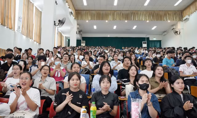 Điểm chuẩn ngành sư phạm 'chót vót', hiệu trưởng nói gì?