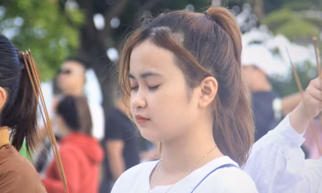 Rằm tháng 7, ngôi chùa trên bán đảo Sơn Trà nườm nượp người dâng hương, cầu nguyện