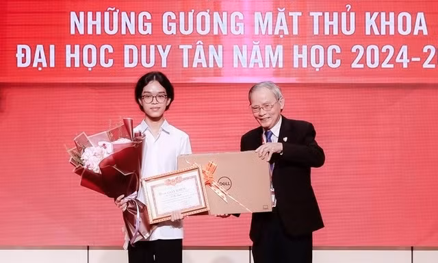 Đại học Duy Tân khai giảng năm học mới, tuyên dương thủ khoa
