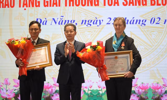 Trao Huân chương Hữu nghị cho 'bà Tây' bán nhà sang Việt Nam giúp hàng ngàn người bệnh