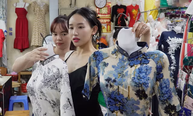 May áo dài 'thần tốc' ở chợ du lịch nổi tiếng Đà Nẵng