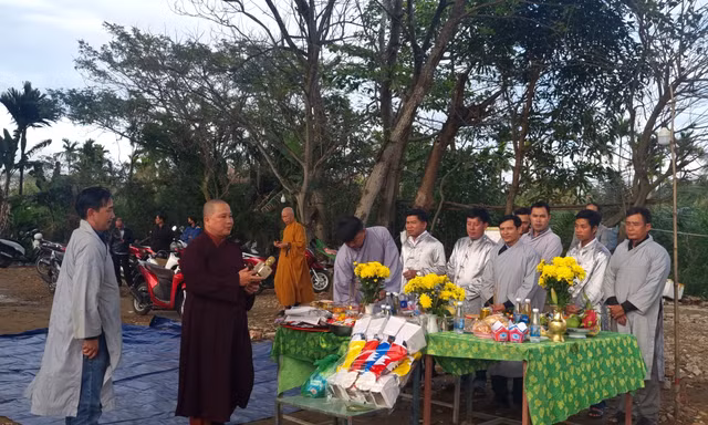 Bờ sông Đà Nẵng nườm nượp người cúng rằm tháng Giêng, phóng sanh lúc chiều tối