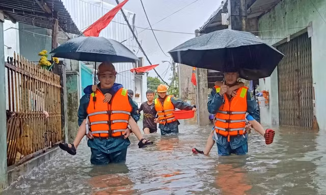 Đà Nẵng nhiều nơi vẫn ngập sâu, dân nơm nớp lo ngâm nước dài ngày