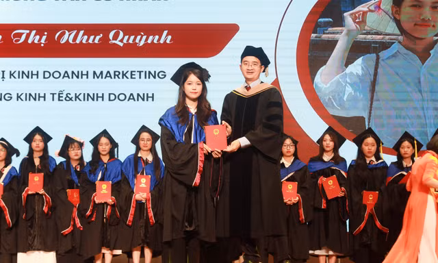 Đại học Duy Tân trao hơn 2.000 bằng tốt nghiệp 