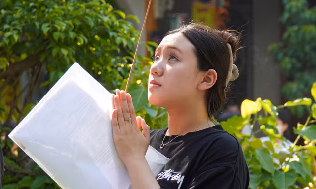 Sáng mai thi, chiều nay sĩ tử Đà Nẵng nườm nượp lên chùa 