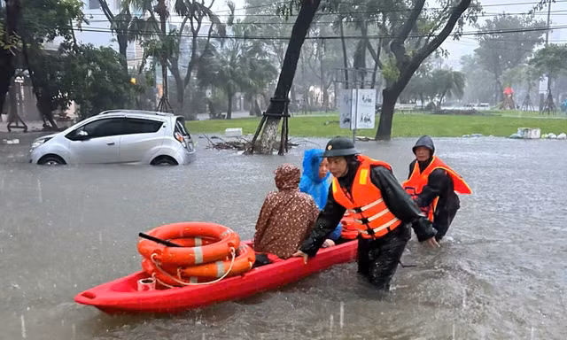 Khu dân cư giữa trung tâm Đà Nẵng di tản nhiều hộ dân vì nước ngập