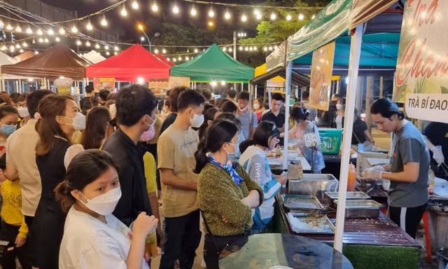 Chợ đêm lớn nhất Đà Nẵng nhộn nhịp sáng đèn, hàng quán kín bàn