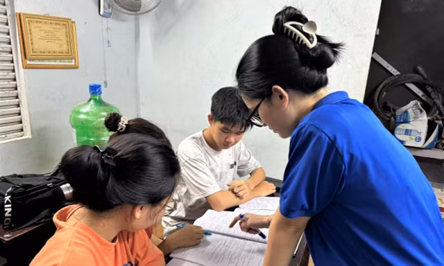 'Thầy cô áo xanh' chạy nước rút cùng sĩ tử khó khăn